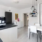 2 Bedroom Beautiful In דירה רייקה