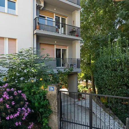 2 Bedroom Beautiful In דירה